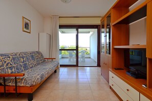 Apartment, 2 Schlafzimmer (C) | Wohnbereich | 23-Zoll-Fernseher mit Digitalempfang