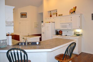 Fridge, microwave, stovetop, dishwasher - 9SalvLn | Lake Balboa Area | Home | Sleeps 10 (Hot Springs Village)