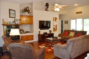 TV - 9SalvLn | Lake Balboa Area | Home | Sleeps 10 (Hot Springs Village)