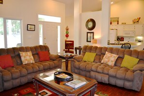 TV - 9SalvLn | Lake Balboa Area | Home | Sleeps 10 (Hot Springs Village)