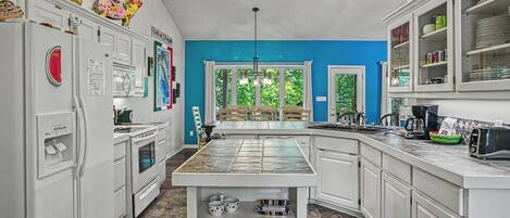 Fridge, microwave, stovetop, dishwasher