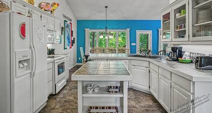 9SalvLn | Lake Balboa Area | Home | Sleeps 10