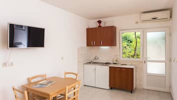 Studio (Apartments Bibijana- Premium Studio A) | Private kitchenette | Fridge, stovetop, electric kettle, cookware/dishes/utensils