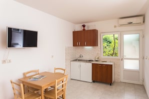 Studio (Apartments Bibijana- Premium Studio A) | Eigene Kochnische | Kühlschrank, Herdplatte, Wasserkocher, Kochgeschirr/Geschirr/Besteck