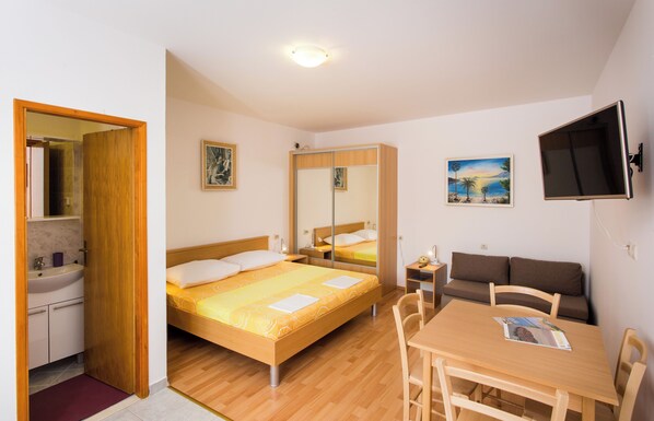 Estúdio (Apartments Bibijana- Premium Studio A) | Sala de estar | TV de tela plana