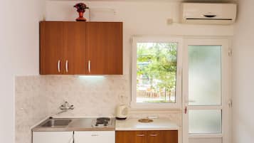 开间 (Apartments Bibijana- Premium Studio A) | 私人简易厨房 | 冰箱、炉灶、电热水壶、厨具/餐具