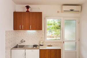 Studio (Apartments Bibijana- Premium Studio A) | Private kitchenette | Fridge, stovetop, electric kettle, cookware/dishes/utensils