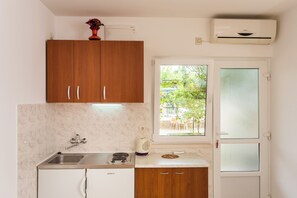 Studio (Apartments Bibijana- Premium Studio A) | Yksityinen keittonurkkaus | Jääkaappi, liesi, vedenkeitin, keittoastiat/astiat/ruokailuvälineet