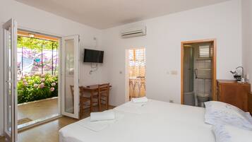 Comfort Studio, Patio, Sea View | 1 bedroom, iron/ironing board, free WiFi, bed sheets