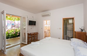Comfort-Studio, Terrasse, Meerblick | 1 Schlafzimmer, Bügeleisen/Bügelbrett, kostenloses WLAN, Bettwäsche