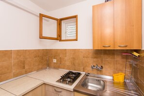 Comfort-studio, patio, merinäköala | Yksityinen keittiö | Jääkaappi, liesi, vedenkeitin, keittoastiat/astiat/ruokailuvälineet