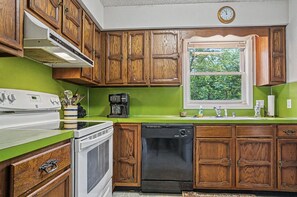 Wasserkocher mit Kaffee-/Teezubehör, Kühlschrank, Mikrowelle, Herdplatte