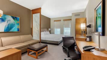 Skrivebord, blendingsgardiner, strykejern/-brett og wi-fi (inkludert)