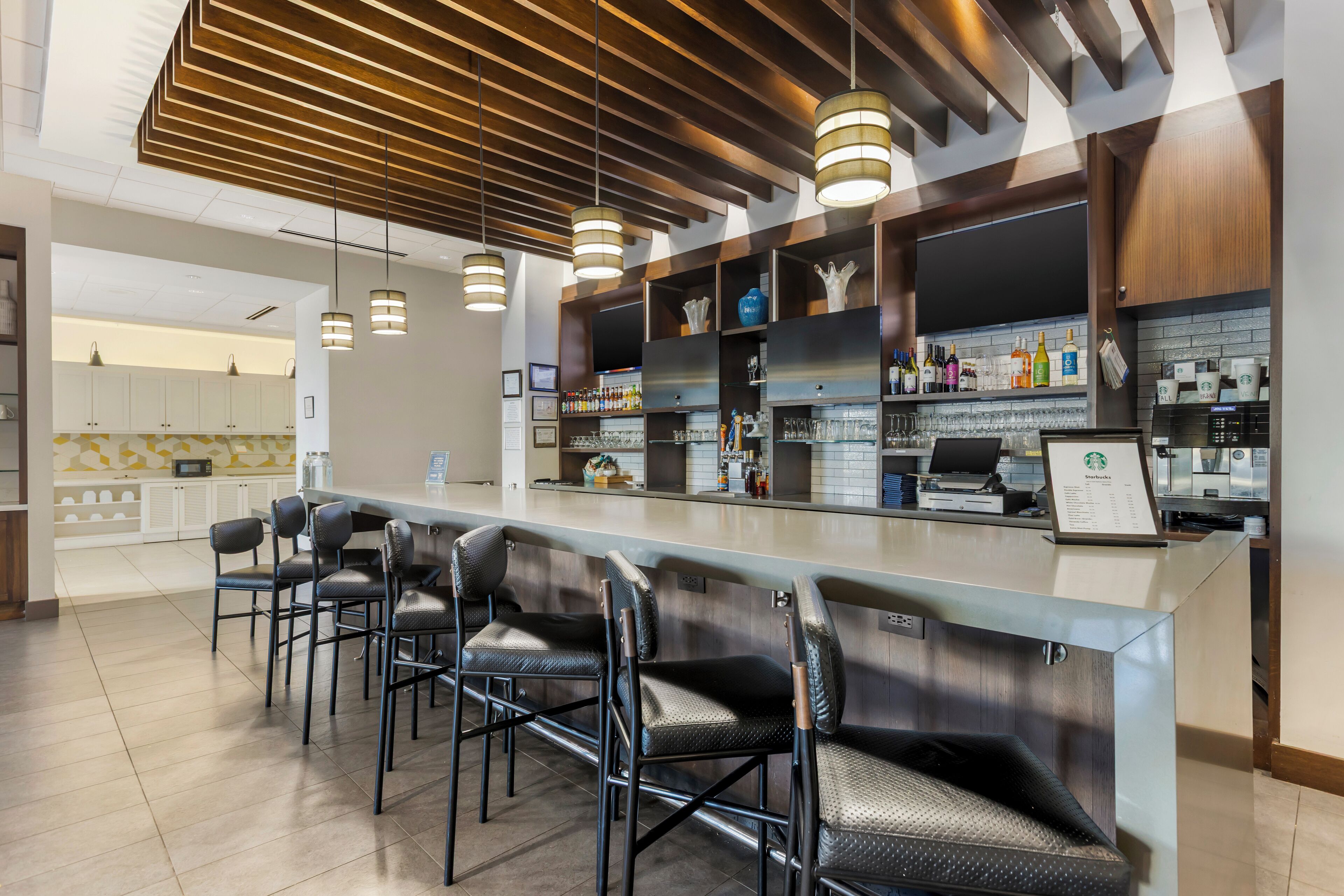 Serverer lunsj og middag