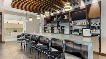 Serverer lunsj og middag