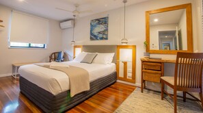 Deluxe Queen Room Upper Level, Room 3 | Individuell dekoriert, individuell eingerichtet, Schreibtisch