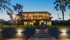 Fassade der Unterkunft – Abend/Nacht