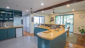 Fridge, microwave - Airlie Guest House (Airlie Beach)