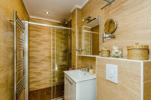 Apartment, 2 Bedrooms, Balcony, Sea View | Bathroom