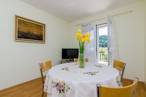Apartamento superior, 2 quartos, terraço, vista para o mar | Opções para refeição no quarto