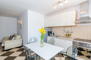 Apartamento, 2 quartos, terraço, vista para o mar | Opções para refeição no quarto