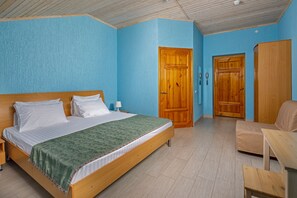 Desk, free WiFi, bed sheets - Assol Hotel (Gelendzhik)