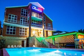 Front of property – evening/night - Assol Hotel (Gelendzhik)
