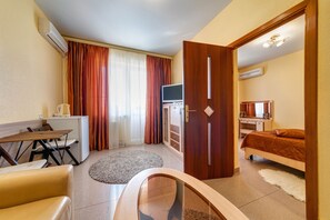 Luxury Suite, Sea View | Desk, free WiFi, bed sheets - Assol Hotel (Gelendzhik)