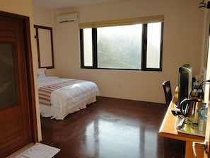 Habitación doble, 1 cama matrimonial, para no fumadores | Baño | Amenidades de baño gratuitas, secadora de cabello, pantuflas, toallas