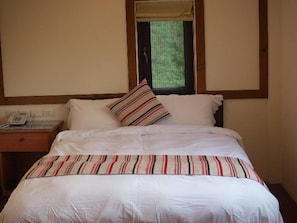 Habitación doble, 1 cama matrimonial, para no fumadores | Escritorio, wifi gratis y ropa de cama