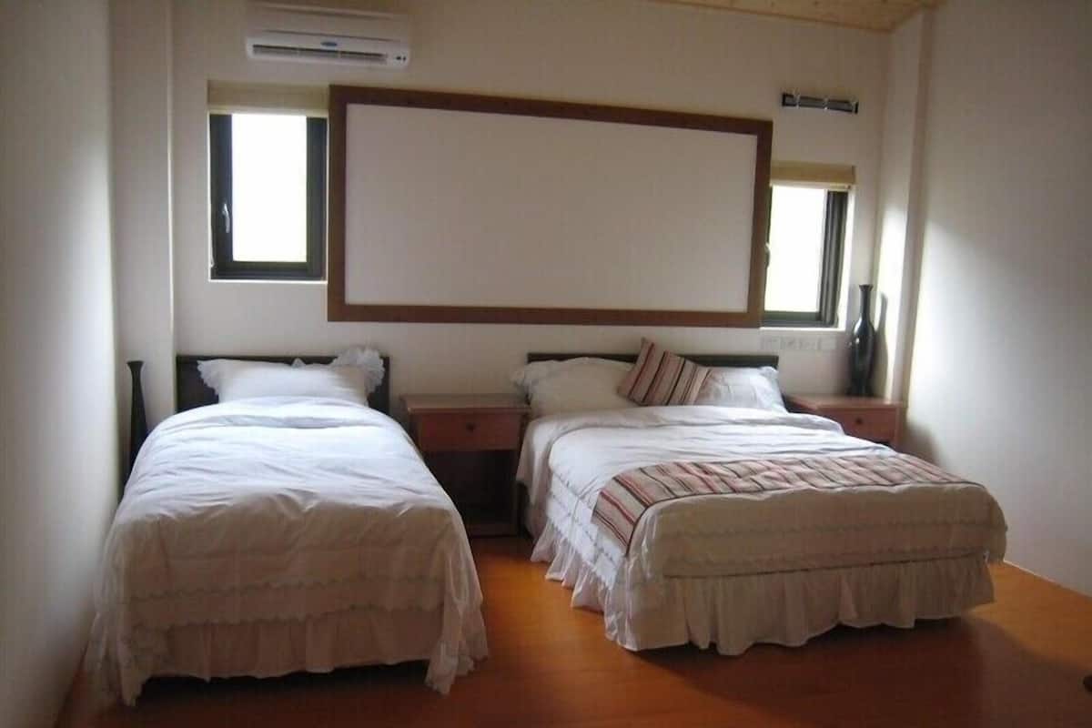 Habitación triple, varias camas, para no fumadores | Escritorio, wifi gratis y ropa de cama