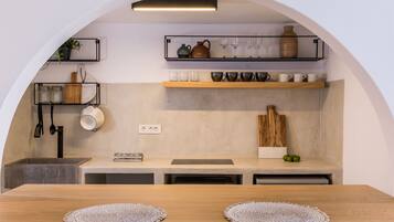 Deluxe Suite, 1 Bedroom, Hot Tub, Sea View | In-room dining