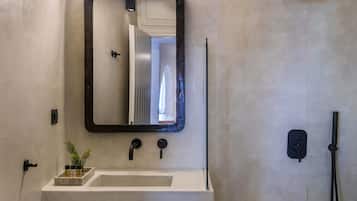 Suíte luxo, 1 quarto, banheira de imersão, vista para o mar | Banheiro | Chuveiro, produtos de toalete grátis, secador de cabelo, chinelos