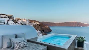Deluxe Suite, 1 Bedroom, Hot Tub, Sea View | Private spa tub