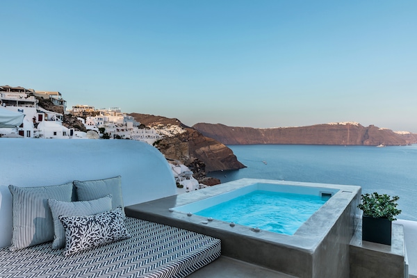 Deluxe Suite, 1 Bedroom, Hot Tub, Sea View | Private spa tub