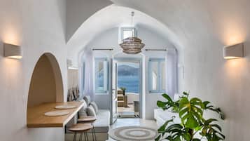 Suite Deluxe, 1 chambre, bain à remous, vue mer | Coin séjour