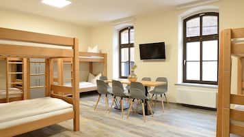 Achtbettzimmer | Babybetten, kostenloses WLAN, Bettwäsche