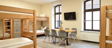 Octuple Room | Cribs/infant beds, free WiFi, bed sheets