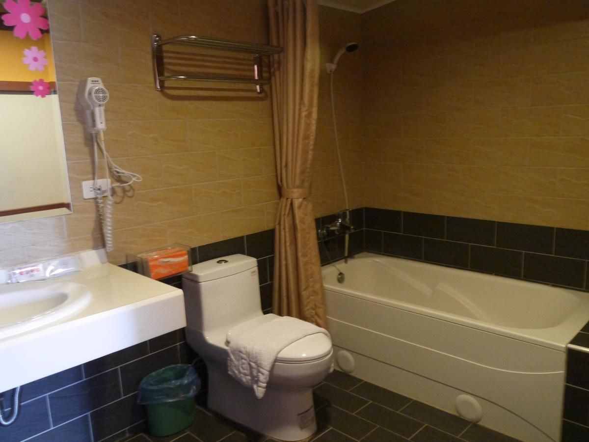 A bathroom with a white sink, toilet, and bathtub.