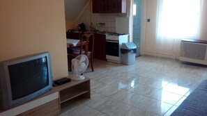 Fridge, microwave, oven, coffee/tea maker - Appartment for 10-16 persons (Balatonlelle)