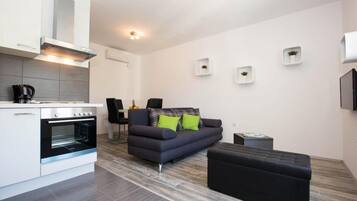 Apartamento (Standard One Bedroom) | Sala de estar | TV de tela plana