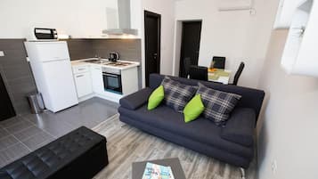 Apartamento (Standard One Bedroom) | Sala de estar | TV de tela plana