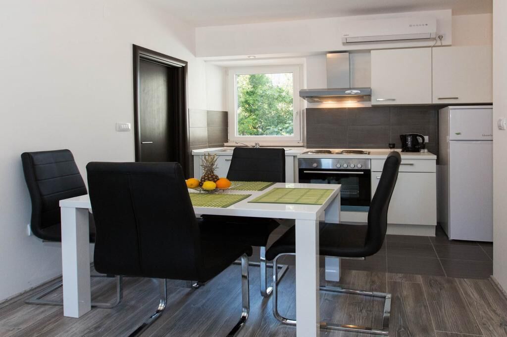 Apartment (One Bedroom-Balcony) | Dining room