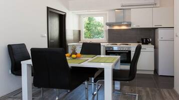 Apartment (One Bedroom-Balcony) | Dining room