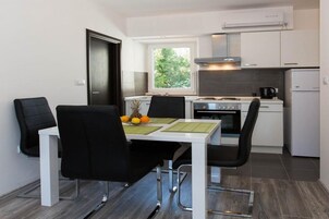 Apartamento (One Bedroom-Balcony) | Sala de jantar