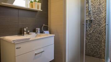 Apartment (Villa Mia - One Bedroom Apartment (To) | Badezimmer | Dusche, Haartrockner, Handtücher