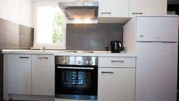 Apartamento (One Bedroom-Balcony) | Cozinha privada | Geladeira