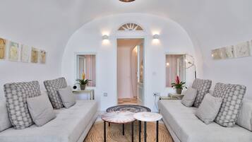 Two-Bedroom Villa | Wohnzimmer | Flachbildfernseher