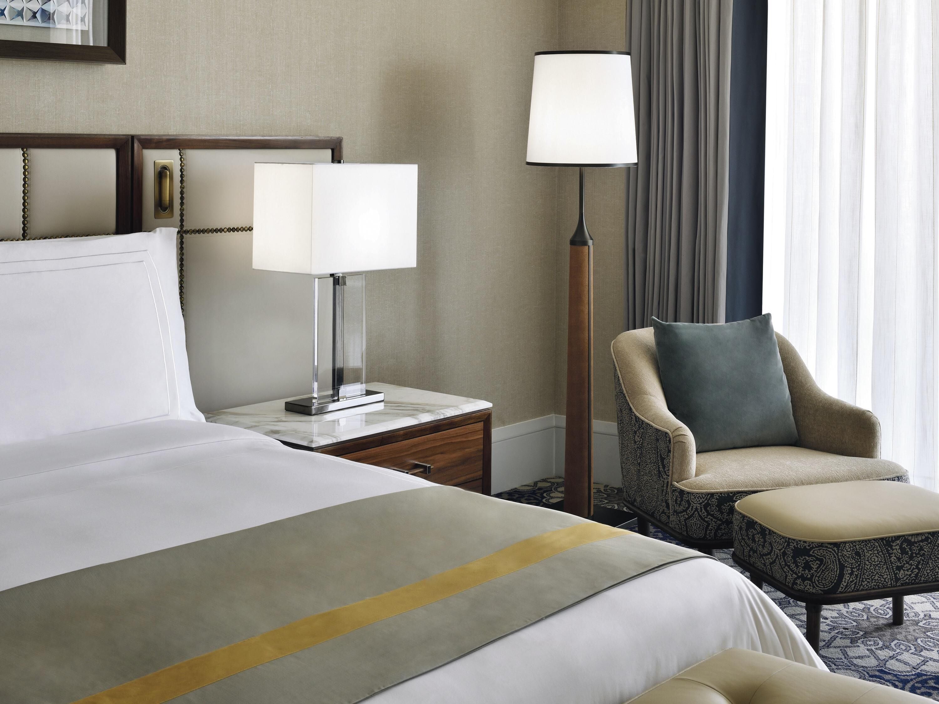 Luxe beddengoed, een minibar, een kluis op de kamer, een bureau