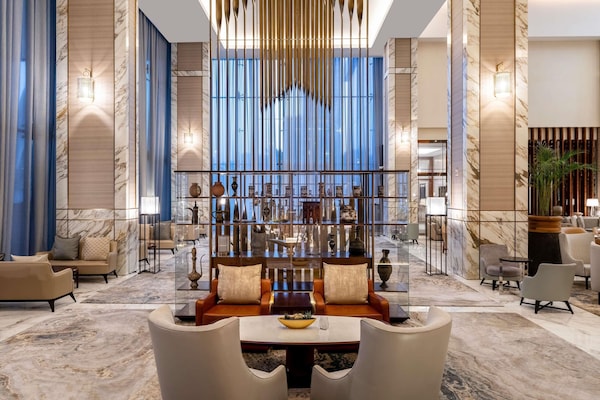 3 restaurants, serveren ontbijt, lunch, diner, Oost-Europese gerechten